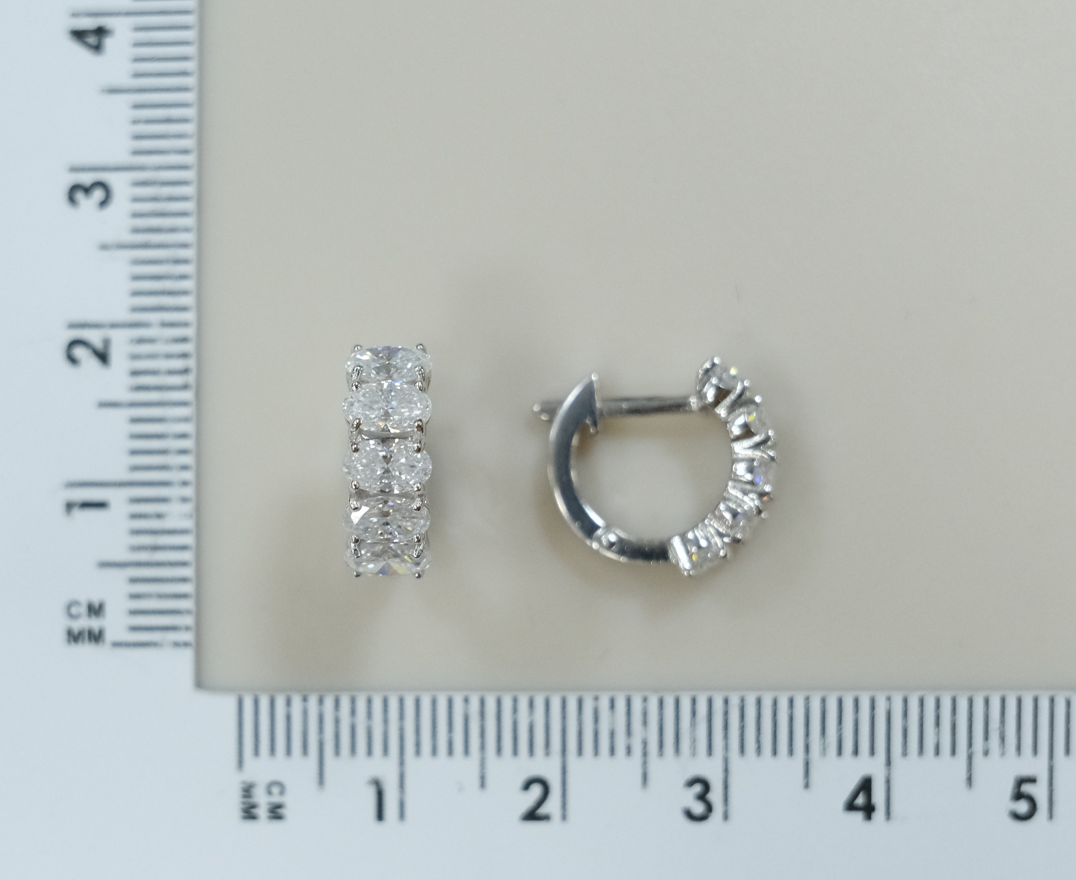 Серебряные серьги-конго с муассанитами